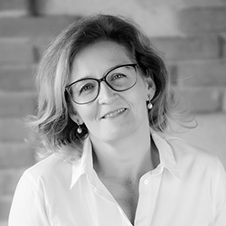 Elvira León
